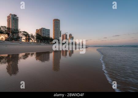 Alba a Surfers Paradise, Gold Coast, Australia Foto Stock