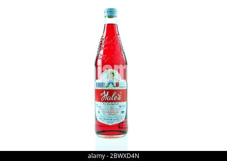 BANGKOK, THAILANDIA - 27 APRILE 2020: Il marchio blu di Hales Boy concentrato di sciroppo aromatizzato di sala artificiale che è stato prodotto da Hales trading (Thailandia) co Foto Stock