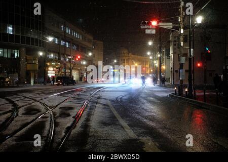 HAKODATE, GIAPPONE - 14 NOVEMBRE 2019: Neve pesante che cade notte in Hakodate. Hakodate è la terza città più grande di Hokkaido, Giappone. Foto Stock