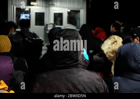 Gente affollata in attesa di Hakodate Ropeway in Inverno Notte dove è un'attrazione turistica di Hakodate, Sapporo Giappone. Foto Stock