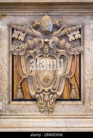 Papa Urbano VIII stemma nella Basilica di San Pietro a Roma. Foto Stock
