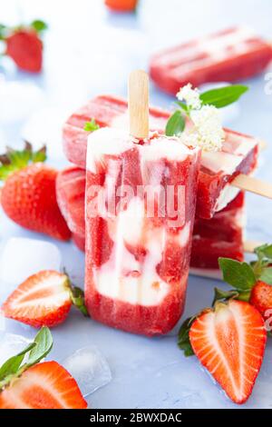 Popsicle di gelato fatte in casa con fragole e panna Foto Stock