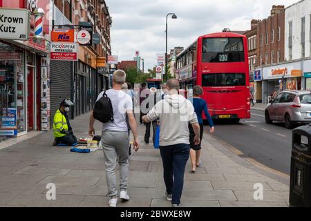 Una visione generale di una tipica strada suburbana che stanno gradualmente tornando alla normalità come il governo sta facilitando il blocco Covid 19. Foto Stock