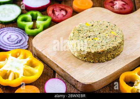 Hamburger vegano fatto senza carne, senza elementi di origine animale, può essere fatto di mais, patate, proteine di soia testurizzate, legumi, tofu, funghi, c Foto Stock