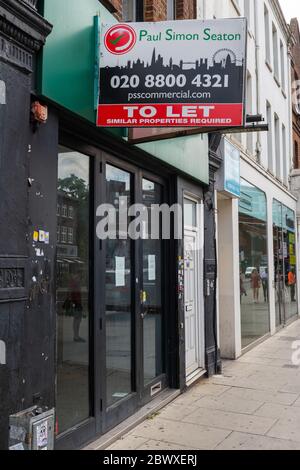 A lasciare un cartello sopra un negozio di strada libera in Wood Green, Londra. Anche prima dello scoppio della pandemia di Covid-19, molti negozi stanno lottando. Foto Stock