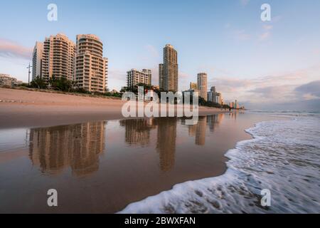 Alba a Surfers Paradise, Gold Coast, Australia Foto Stock