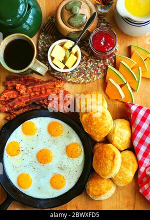 Prima colazione bordo pancetta e uova e biscotti Charcuterie Foto Stock