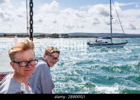 Una ragazza di quindici anni e sua madre sulla Shell Bay per Sandbanks traghetto a Dorset, Regno Unito Foto Stock