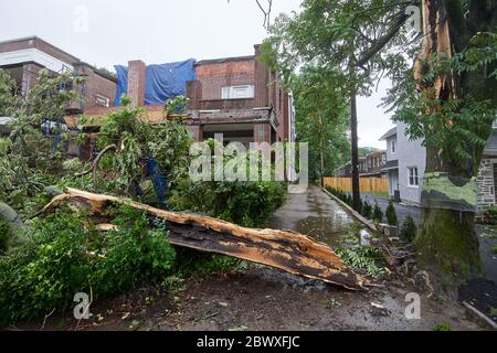 Philadelphia, Stati Uniti. 03 giugno 2020. Rami caduti si trovano a terra di fronte a un edificio di appartamenti recentemente danneggiato nel West Mount Airy quartiere, a Northwest Philadelphia, PA il 3 giugno 2020. Alberi sradicati e linee di utilità in discesa sono riportati come un sistema meteorologico severo si muove brevemente attraverso la regione. Credit: OOgImages/Alamy Live News Foto Stock