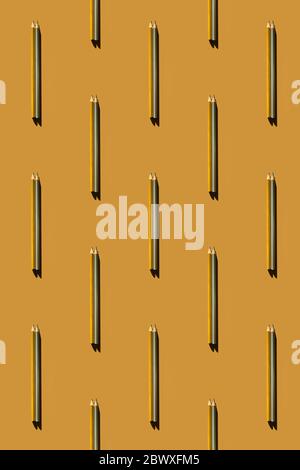 Motivo di matite in oro e argento di tendenza su sfondo oro. Ritorno a scuola, istruzione e apprendimento. Concetto moderno e minimalista, verticale. Foto Stock
