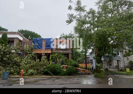 Philadelphia, Stati Uniti. 03 giugno 2020. Rami caduti si trovano a terra di fronte a un edificio di appartamenti recentemente danneggiato nel West Mount Airy quartiere, a Northwest Philadelphia, PA il 3 giugno 2020. Alberi sradicati e linee di utilità in discesa sono riportati come un sistema meteorologico severo si muove brevemente attraverso la regione. Credit: OOgImages/Alamy Live News Foto Stock