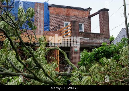 Philadelphia, Stati Uniti. 03 giugno 2020. Rami caduti si trovano a terra di fronte a un edificio di appartamenti recentemente danneggiato nel West Mount Airy quartiere, a Northwest Philadelphia, PA il 3 giugno 2020. Alberi sradicati e linee di utilità in discesa sono riportati come un sistema meteorologico severo si muove brevemente attraverso la regione. Credit: OOgImages/Alamy Live News Foto Stock