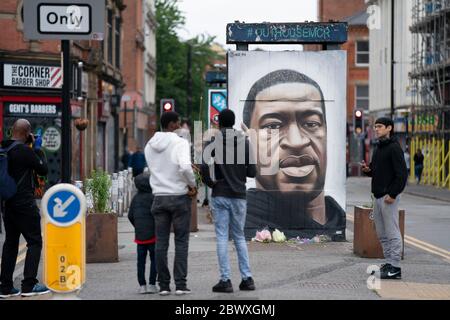 Manchester, Regno Unito. 3 Giugno 2020. I membri del pubblico sono visti da un murale di George Floyd, l'uomo nero di 46 anni, morto a Minneapolis, Minnesota, il 25 maggio dopo che Derek Chauvin, un ufficiale bianco del Dipartimento di polizia di Minneapolis, ha premuto il ginocchio al collo di Floyd, Manchester, Regno Unito. Credit: Jon Super/Alamy Live News. Foto Stock