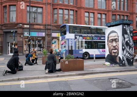 Manchester, Regno Unito. 3 Giugno 2020. I membri del pubblico prendono il ginocchio da un murale di George Floyd, l'uomo nero di 46 anni, morto a Minneapolis, Minnesota, il 25 maggio dopo che Derek Chauvin, un ufficiale bianco del Dipartimento di polizia di Minneapolis, ha premuto il ginocchio al collo di Floyd, Manchester, Regno Unito. Credit: Jon Super/Alamy Live News. Foto Stock