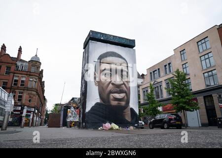 Manchester, Regno Unito. 3 Giugno 2020. Un murale di George Floyd, l'uomo nero di 46 anni, morto a Minneapolis, Minnesota, il 25 maggio dopo che Derek Chauvin, un ufficiale bianco con il Dipartimento di polizia di Minneapolis, ha premuto il ginocchio al collo di Floyd, è visto nel quartiere di ManchesterÕs Northrn, Regno Unito. Credit: Jon Super/Alamy Live News. Foto Stock