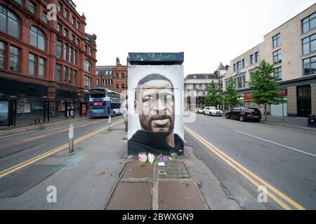 Manchester, Regno Unito. 3 Giugno 2020. Un murale di George Floyd, l'uomo nero di 46 anni, morto a Minneapolis, Minnesota, il 25 maggio dopo che Derek Chauvin, un ufficiale bianco con il Dipartimento di polizia di Minneapolis, ha premuto il ginocchio al collo di Floyd, è visto nel quartiere di ManchesterÕs Northrn, Regno Unito. Credit: Jon Super/Alamy Live News. Foto Stock