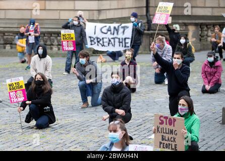 I manifestanti prendono parte alla protesta di solidarietà take A Knee for George Floyd organizzata da Stand Up to Racism Scotland, fuori dalla cattedrale di St Giles a Edimburgo in memoria di George Floyd, ucciso il 25 maggio mentre era in custodia di polizia nella città americana di Minneapolis. Foto Stock