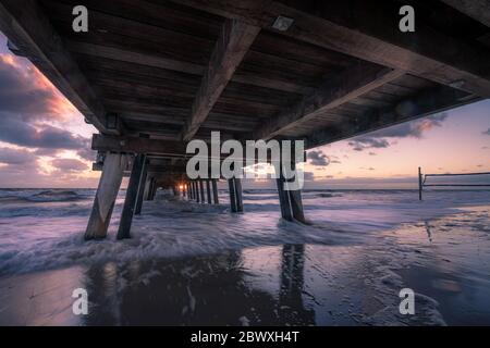 Molo della spiaggia di Henley al tramonto, Adelaide, South Australia Foto Stock