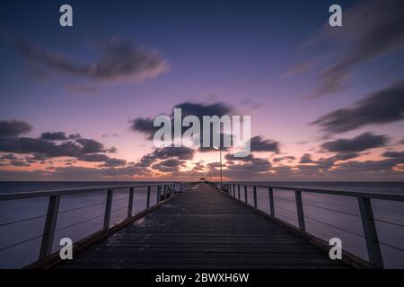 Molo della spiaggia di Henley al tramonto, Adelaide, South Australia Foto Stock