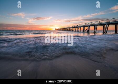 Tramonto su Grange jetty, Adelaide, South Australia Foto Stock