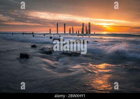 Tramonto sul molo vecchio, Port Willunga, Australia del Sud Foto Stock