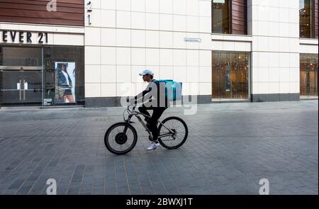 Deliveroo uomo di bicicletta che fa una consegna di cibo a Liverpool Foto Stock