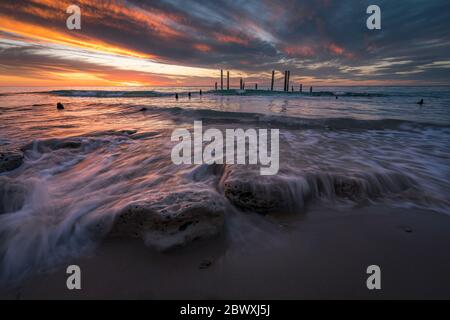 Tramonto sul molo vecchio, Port Willunga, Australia del Sud Foto Stock