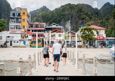 Alcuni turisti tornano a terra dopo essere tornati da un'escursione in barca a El Nido, Palawan, nelle Filippine. Foto Stock