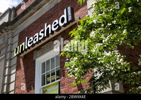 Un logo all'esterno di un punto vendita Unleashed by Petco a Silver Spring, Maryland, il 23 maggio 2020 Foto Stock