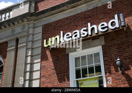 Un logo all'esterno di un punto vendita Unleashed by Petco a Silver Spring, Maryland, il 23 maggio 2020 Foto Stock