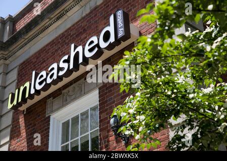 Un logo all'esterno di un punto vendita Unleashed by Petco a Silver Spring, Maryland, il 23 maggio 2020 Foto Stock