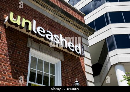 Un logo all'esterno di un punto vendita Unleashed by Petco a Silver Spring, Maryland, il 23 maggio 2020 Foto Stock