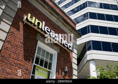 Un logo all'esterno di un punto vendita Unleashed by Petco a Silver Spring, Maryland, il 23 maggio 2020 Foto Stock