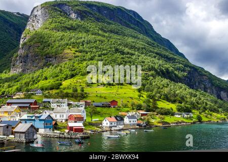 Villaggio sul Aurlandsfjord in Norvegia Foto Stock