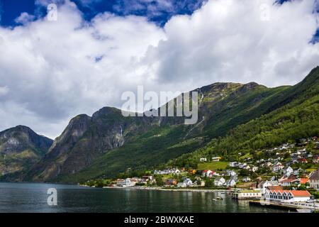 Villaggio sul Aurlandsfjord in Norvegia Foto Stock