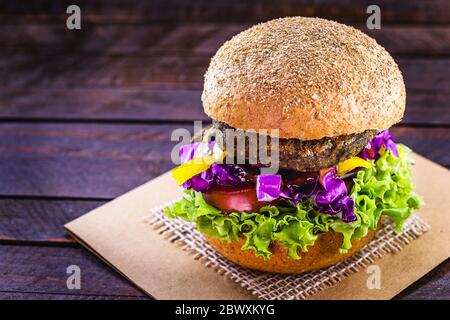 hamburger vegetariano, arrosto e pronto per il consumo. Concetto di vita sana e vegetariana. Spuntino senza carne a base di soia e ceci con verdure fresche Foto Stock