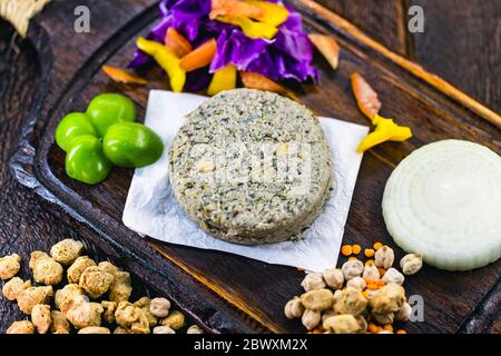 Dessert vegano o spuntino. Cibo senza carne a base di verdure, semi e proteine, come soia, ceci, pomodori, cipolle, cavolo rosso, pedone Foto Stock