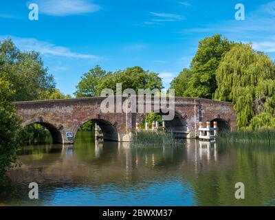 Spring Time Landscape, Sonning Bridge, River Thames, Sonning, Reading, Berkshire, Inghilterra, Regno Unito, GB. Foto Stock