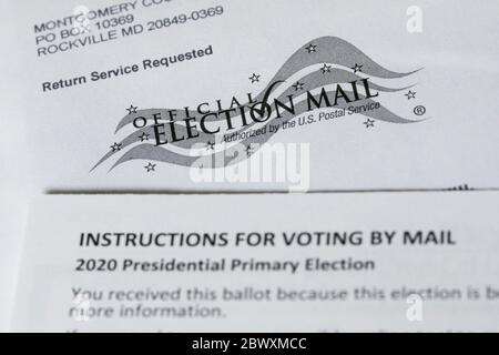 Una fotografia organizzata di un voto di Mail-in dell'Absentee del Maryland per le elezioni presidenziali primarie democratiche del 2020. Foto Stock