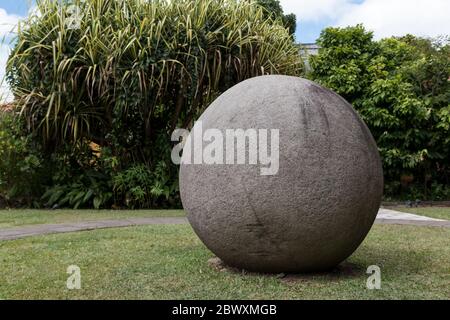 Costa Rica antica sfera di pietra precolombiana Foto Stock