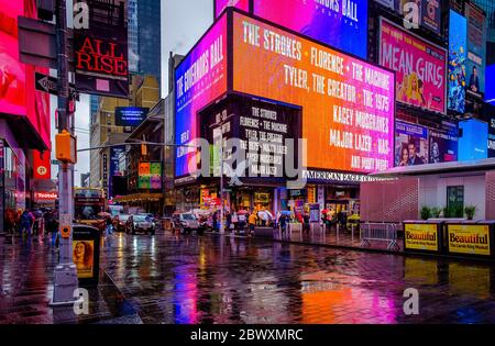 New York City, USA, 2019 maggio, scena urbana in una giornata di pioggia a Broadway & W 46th Street, Manhattan Foto Stock