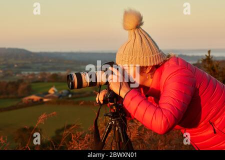 Fotografo amatoriale femminile che ha una lezione di fotografia Foto Stock