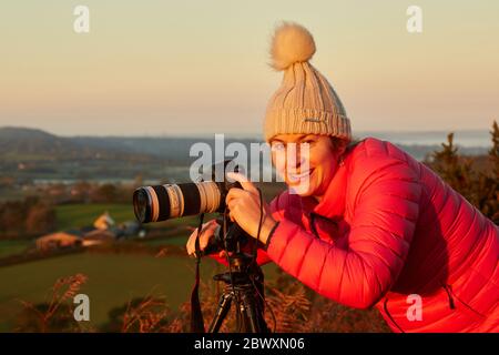 Fotografo amatoriale femminile che ha una lezione di fotografia Foto Stock