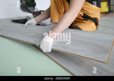 Repairman sostituisce l'appartamento con pannelli laminati Foto Stock