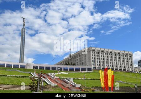 Samara, Russia - 20 maggio 2020. Il Monumento della Gloria e l'edificio governativo della regione di Samara Foto Stock