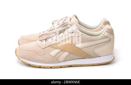 Samara, Russia - Febbraio 2020. Scarpe sportive reali classiche Reebok isolate su bianco Foto Stock