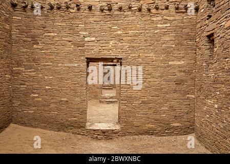 NM00433-00.....NEW MEXICO - Camere all'interno di Pueblo Bonito con porte, situato nel Parco storico Nazionale della Cultura di Chaco. Foto Stock