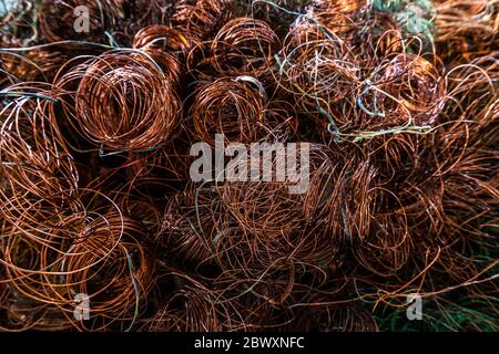 rottami di filo di rame provenienti dal riciclaggio di cavi elettrici con messa a fuoco selettiva Foto Stock