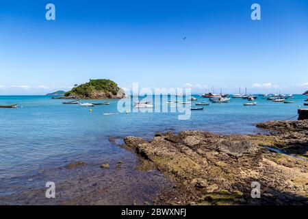 Buzios, Brasile. Mare di Armacao Beach a Buzios, Rio de Janeiro, Brasile. Vista panoramica sulla baia. Barche e barche a vela ancorate al mare. Foto Stock