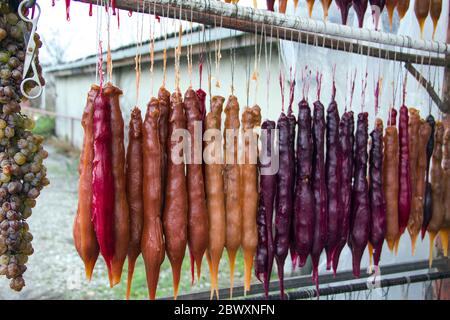 Specialità caucasiche nazionali dolci - churchkhela, pastila e spezie Foto Stock